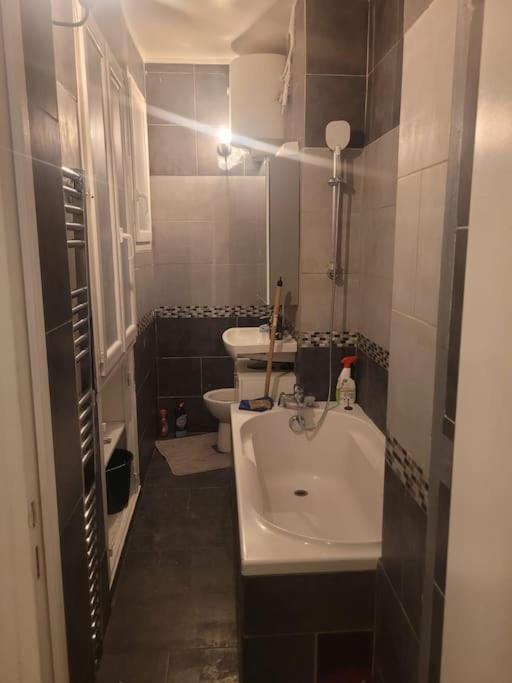 Charmant Appartement Pres De Montmartre Париж Екстериор снимка